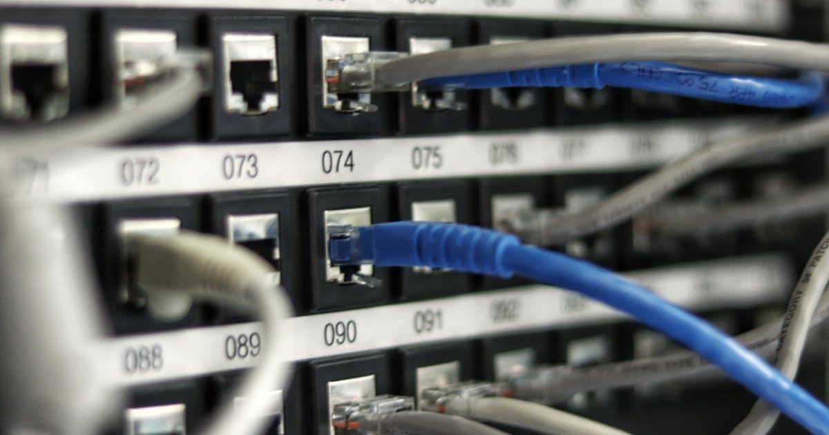 Netzwerkverkabelung in einem Rechenzentrum als Sinnbild für den Serverstandort und den CLOUD Act