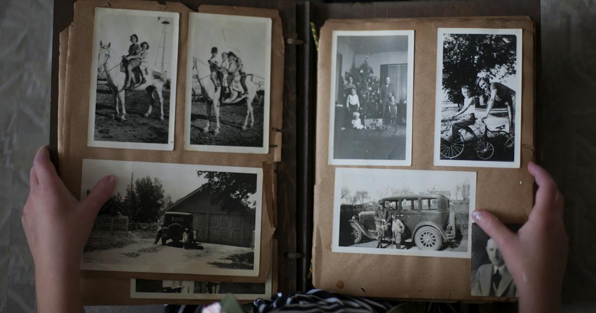 Hände blättern in einem Fotoalbum als Sinnbild für private Fotos und automatische Scans in der Cloud