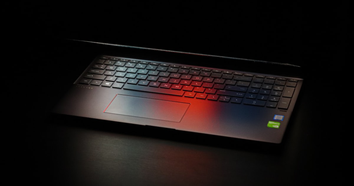 Halb geschlossener Windows-Laptop im Dunkeln als Sinnbild für OneDrive-Synchronisierung und Copilot-Zugriff auf Dateien