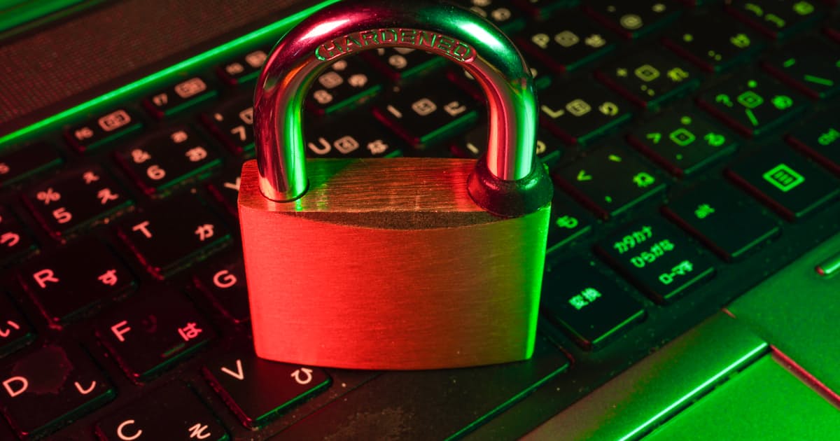 Vorhängeschloss auf einer Tastatur als Symbol für Zero-Knowledge-Verschlüsselung im Cloud-Speicher